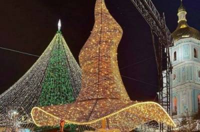 Шляпу с центральной елки в Киеве вернули на Софийскую площадь в виде артобъекта