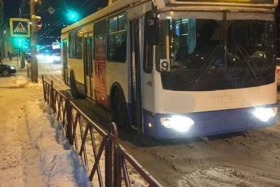 Сигареты важнее ПДД: ярославский водитель троллейбуса совершил экстренную остановку в центре