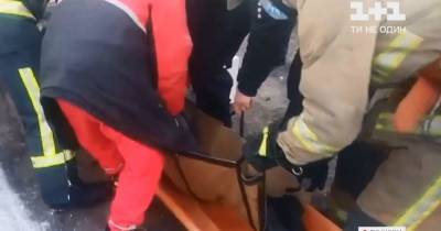 Поскользнулся и упал под колеса: в Конотопе спасатели деблокировали из-под машины 73-летнего велосипедиста