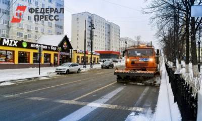 В Перми расчищают улицы после первого сильного снегопада