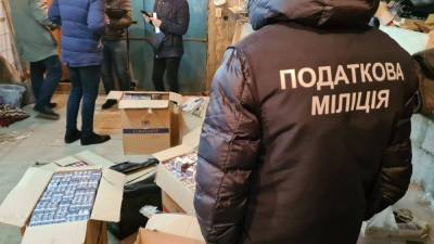 Тысячи пачек сигарет и сотни литров "водки": в Харькове накрыли подпольное производство
