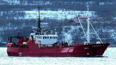 МЧС спасло двух рыбаков с затонувшего в Баренцевом море траулера «Онега».