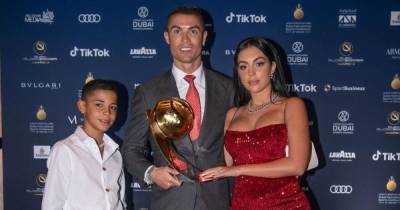 Обнял сына и горячо поцеловал Джорджину: реакция Роналду на приз лучшему футболисту XXI века