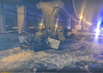 В Петербурге такси, уходя от погони, врезалось в авто ДПС и загорелось. Пострадал силовик