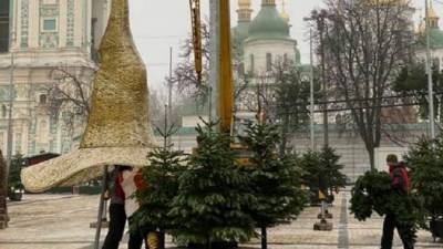 «Колдовская шляпа», снятая с главной елки Украины, вернулась в центр Киева