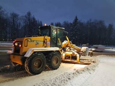 В Гатчинском районе последствия снегопада устраняют более 50 машин спецтехники