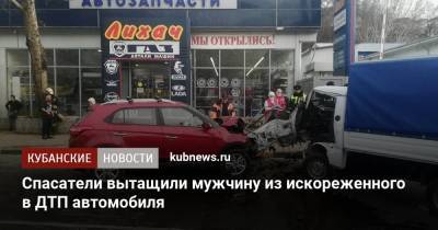 Спасатели вытащили мужчину из искореженного в ДТП автомобиля