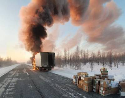 На дороге в районе Надыма сгорел грузовик с медикаментами