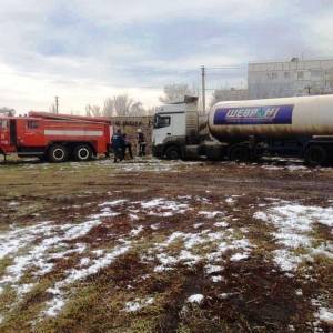 В Запорожской области спасатели помогли вытащить грузовик из грязи. Фото