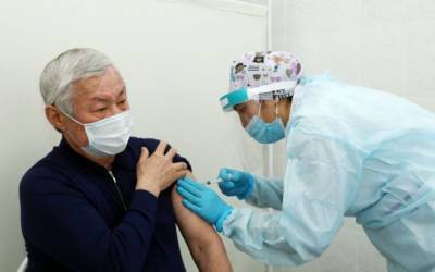 В Казахстане пожилой глава региона получил местную вакцину от коронавируса