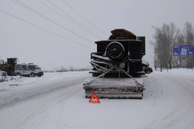В Кузбассе грузовик заглох из-за мороза на въезде в город