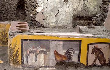 Ученые раскопали в Помпеях древнеримскую закусочную с фресками и посудой