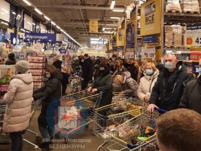 Очереди выстроились в магазинах Нижнего Новгорода перед Новым годом
