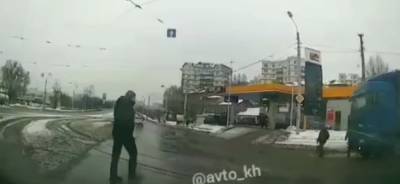 В Харькове грузовик переехал мужчину, момент попал на видео: "находился в слепой зоне"