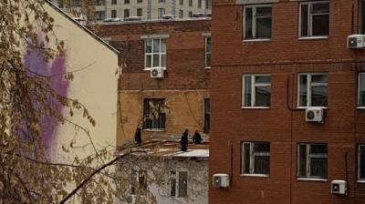 Разбирают крышу вопреки обещаниям мэрии: в Екатеринбурге продолжают снос памятника конструктивизма