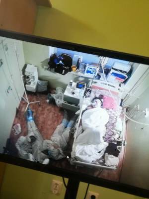 В Сосновом Бору студенты-медики уснули прямо на полу у кровати тяжелобольного COVID-пациента
