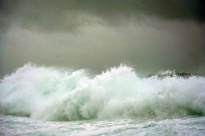 В районе крушения траулера в Баренцевом море бушует шторм