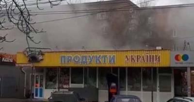 В Черкассах горит рынок: огонь охватил торговые павильоны (видео)