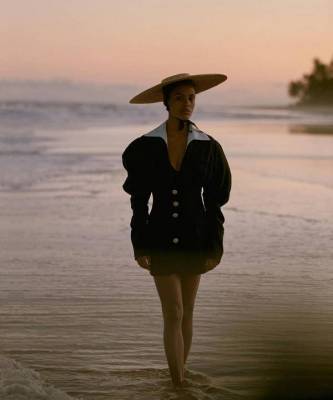 Идущая по волнам: невероятная Тина Кунаки в платье Jacquemus и самой красивой шляпе, за которой мы будем охотиться летом
