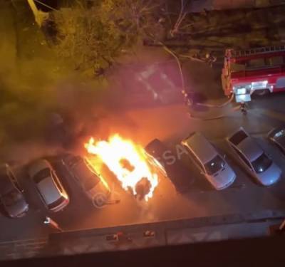 Мощное пламя полыхало во дворе многоэтажки в Одессе, люди выскочили на улицу: видео пожара