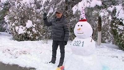 Бердымухамедов слепил с внуком снеговика (видео)