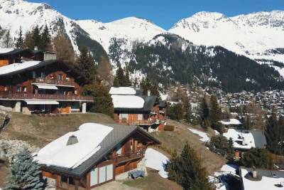 Сотни британцев сбежали с карантина на швейцарском горнолыжном курорте