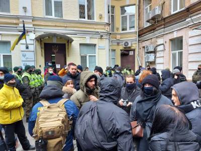Под зданием ВАКС устроили митинг: люди требуют посадить Татарова