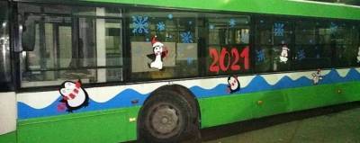 По улицам Смоленска курсирует новогодний автобус