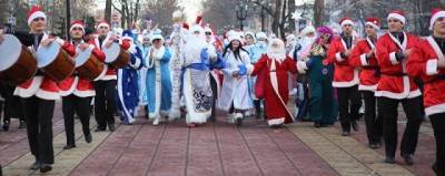 В Махачкале состоялся парад Дедов Морозов и Снегурочек