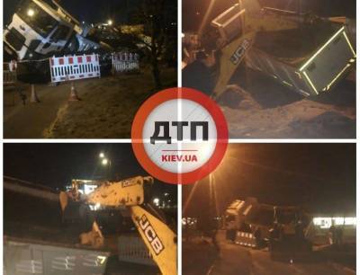 В сети показали, как в Киеве ушел под землю грузовик