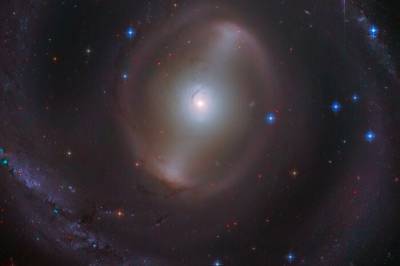 Телескоп Hubble впервые сделал снимок спиральной галактики, похожей на Млечный Путь