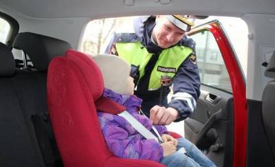 В предновогодние дни тюменские автоинспекторы усилят контроль за правильностью перевозки детей