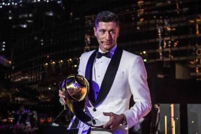 Роналду подарил Левандовски награду Игрок года от Globe Soccer