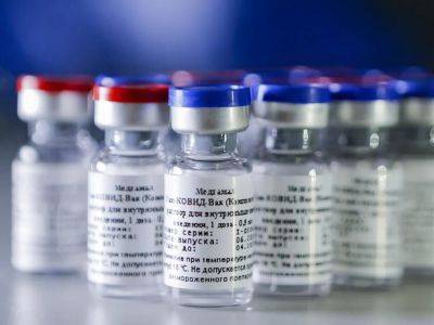 Более половины россиян не хотят прививаться вакциной "Спутник V"