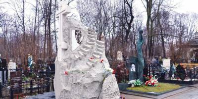 Фанаты пришли в ужас от памятника Александру Абдулову