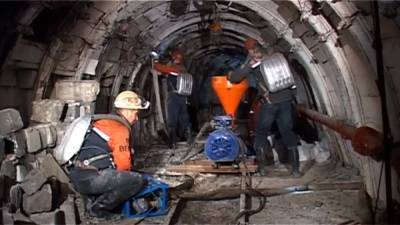 Обвал на шахте "Золоте": спасатели ищут горняка