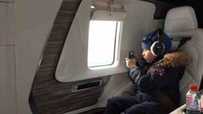 Голикова покатала 9-летнего мальчика на вертолете