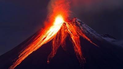 Огненный столб и раскаленные камни: в Японии началось извержение вулкана Отакэ