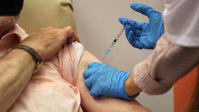 Пожилой житель Израиля умер после вакцинации от коронавируса