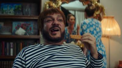 Филипп Киркоров примерил роль отца-алкоголика в клипе Бузовой и Давы "Снежинки"