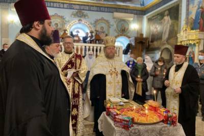 Священник УПЦ в Одесе провел панихиду для 65 бездомных, чтобы они могли помолиться о своих умерших родных