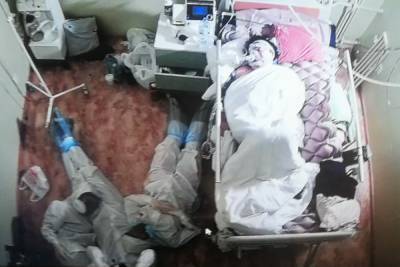 Студенты-медики уснули на полу, продежурив ночь у кровати тяжелобольного пациента