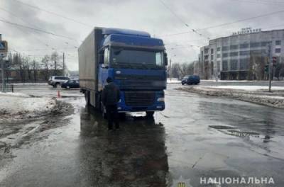 Переехал несчастного дважды: в Харькове пешеход попал под грузовик. ВИДЕО