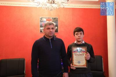 Корголи Корголиев наградил отличившихся учащихся и учителей Хасавюрта