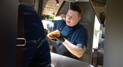 "Главная особенность - мраморное мясо": мастер-класс по кебабу для ярославцев от столичного шеф-повара