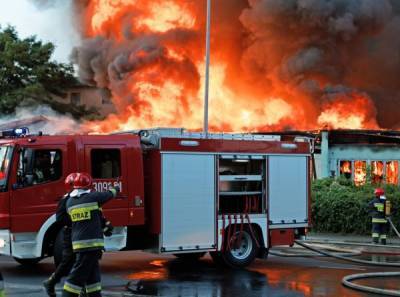 В Симферополе загорелось здание на территории военного санатория