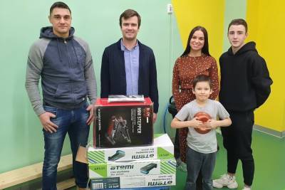 Футбольный клуб «Шинник» подарил подарки интернату.
