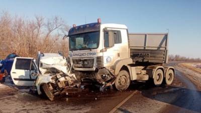 Водитель и пассажиры легковушки погибли в ДТП с грузовиком под Энгельсом