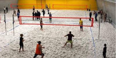 С подогревом и песком. В Киеве открыли первую в Украине крытую арену для пляжного волейбола