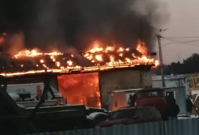 Следователи устанавливают причину пожара в гараже в поселке Рахья